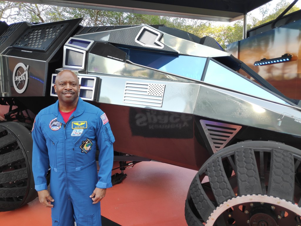 Leland Melvin, el hombre que cambió el fútbol por el&nbsp;espacio